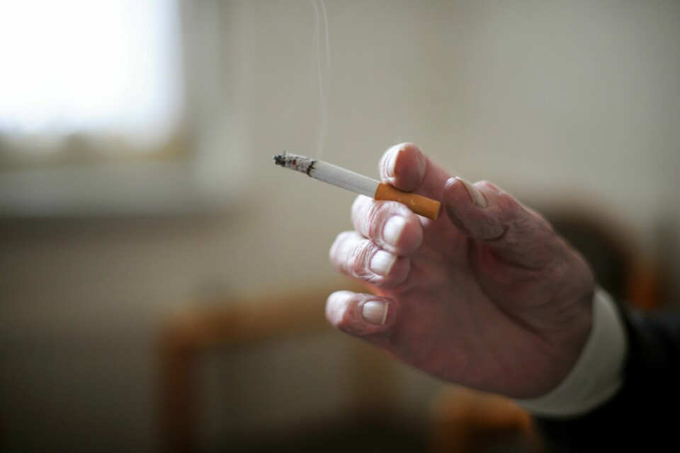 RØYK: Sigaretter er et stadig sjeldnere syn. Og sjeldnere skal det bli om helseministeren får viljen sin. Eldre som røyker, inviteres nå til å delta i en studie om lungekreft. Foto: Frank May / NTB