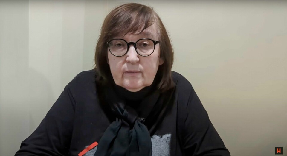RUSSLAND: Ljudmila Navalnaja har ventet på å få kroppen til sønnen hennes. Her laget hun en video på Aleksej Navalnyjs Youtube-kanal. Ljudmila Navalnyj har avvist et ultimatum om hemmelig begravelse for sønnen Aleksej Navalnyj, som døde i russisk fangenskap for en uke siden. Foto: Navalnyjs medhjelpere / AP / NTB