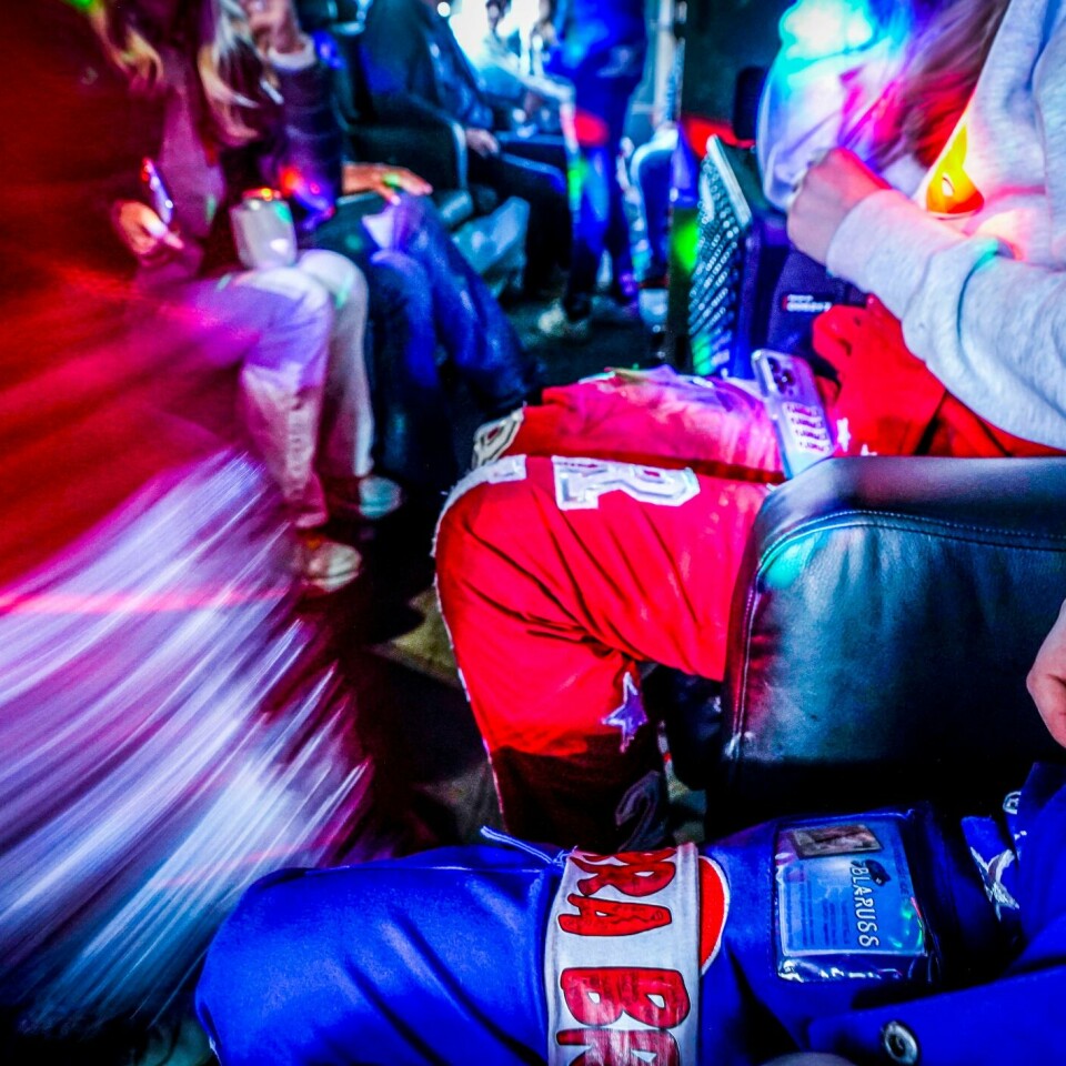 RUSSETID: Regjeringen vil endre russefeiringa. De mener den er ute av kontroll. Bilde av russ på en buss. Foto: Lise Åserud / NTB