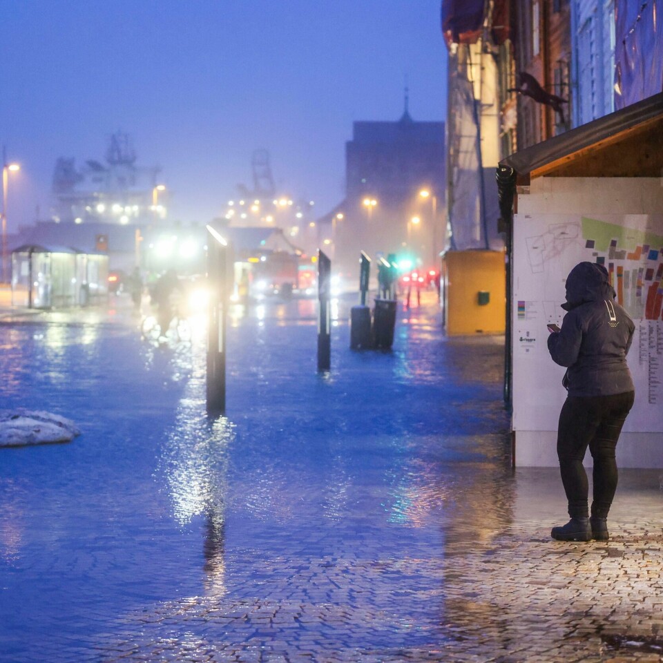 REGN: Det regnet mye i Bergen i januar. Det blir trolig mye regn denne uken også. Bildet er fra bryggen i Bergen i januar og viser mye regn og våte gater. Foto: Silje Kattrine Robinson / NTB