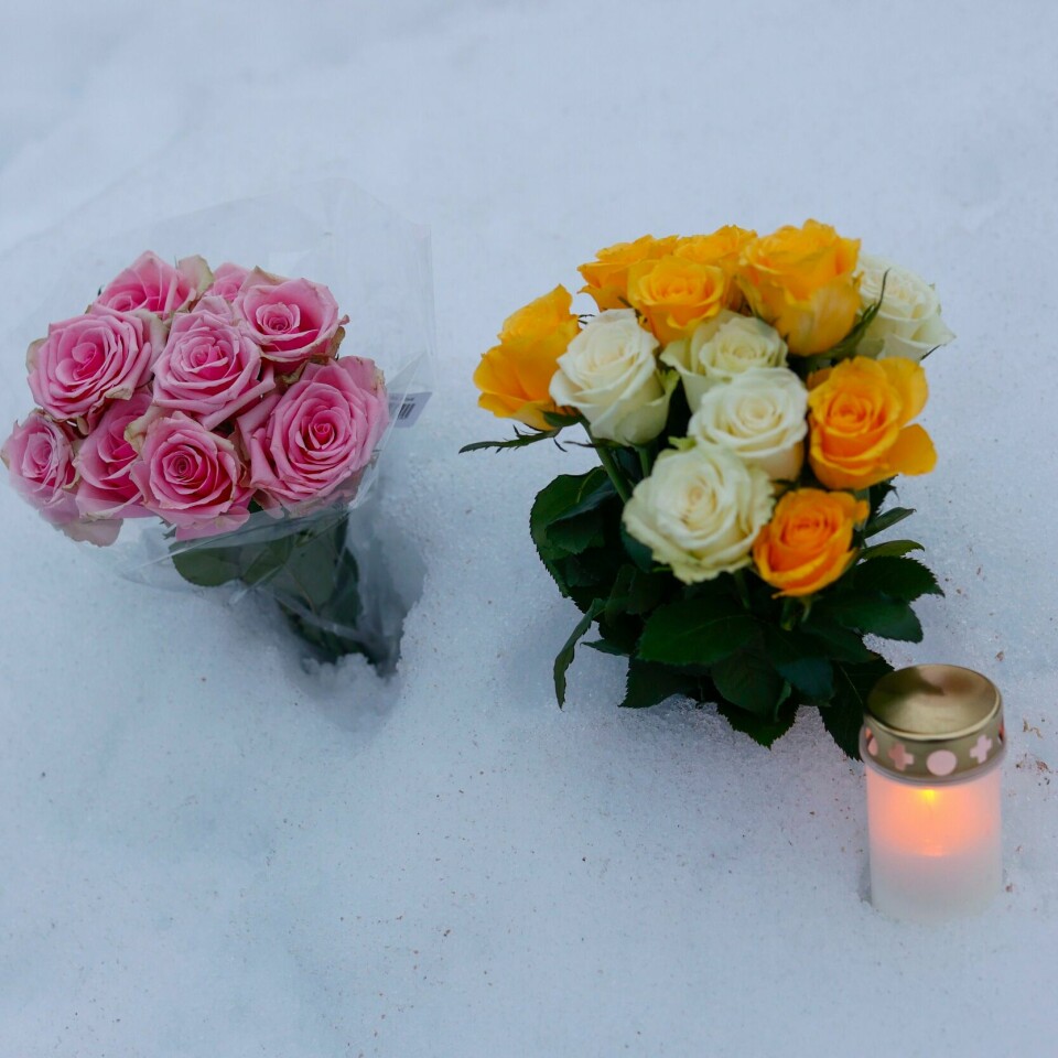 FIRE DØDE: Søndag kveld ble det lagt ned blomster etter at fire personer ble funnet døde. Det skjedde på Torpo i Ål kommune. Søndag kveld er det lagt ned blomster i forbindelse med at fire personer lørdag kveld ble funnet døde på Torpo i Ål kommune. Foto: Frederik Ringnes / NTB