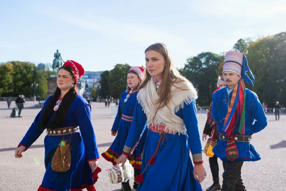 AKTIVISTER: Her er Fosen-aksjonistene på vei inn til Slottet. De fikk snakke med kongen. – At det skal gå så mange år med menneskerettighetsbrudd i staten Norge er og forblir en total rettskatastrofe som storsamfunnet må ta lærdom av, sier Ella Marie Hætta Isaksen. Foto: Emilie Holtet / NTB