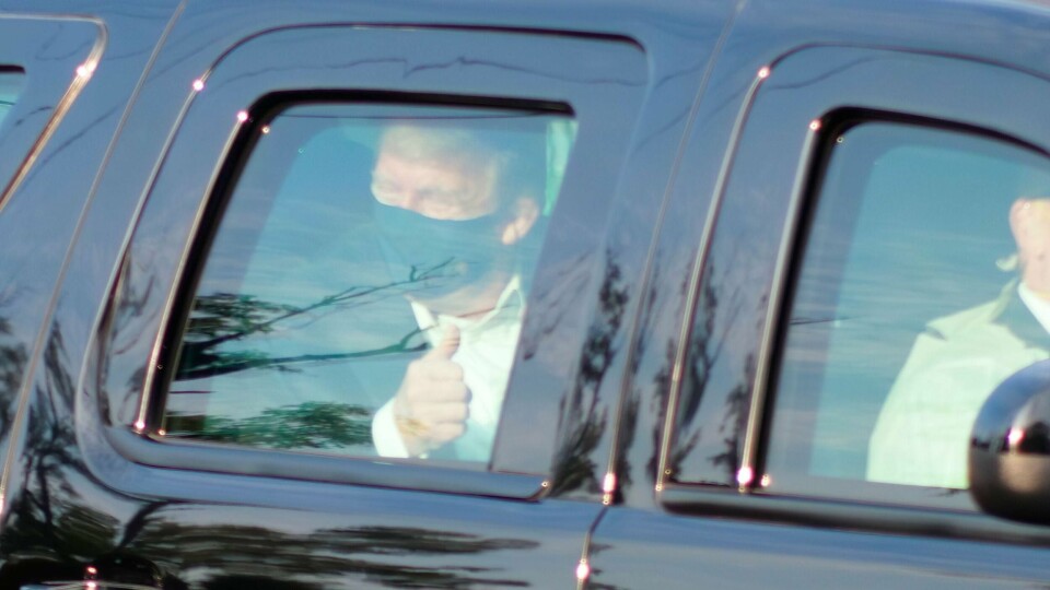 PÅ TUR: Donald Trump er på sykehus med korona. Han tok seg en kjøretur.
