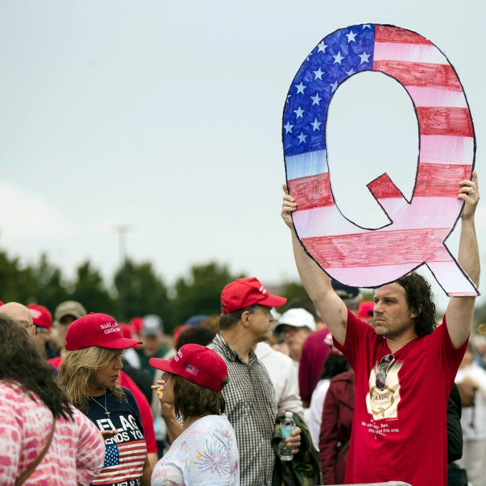 Q: QAnon er en konspirasjons-teori som sprer seg. Mange mener sosiale medier må gjøre mer for å hindre at det skjer.