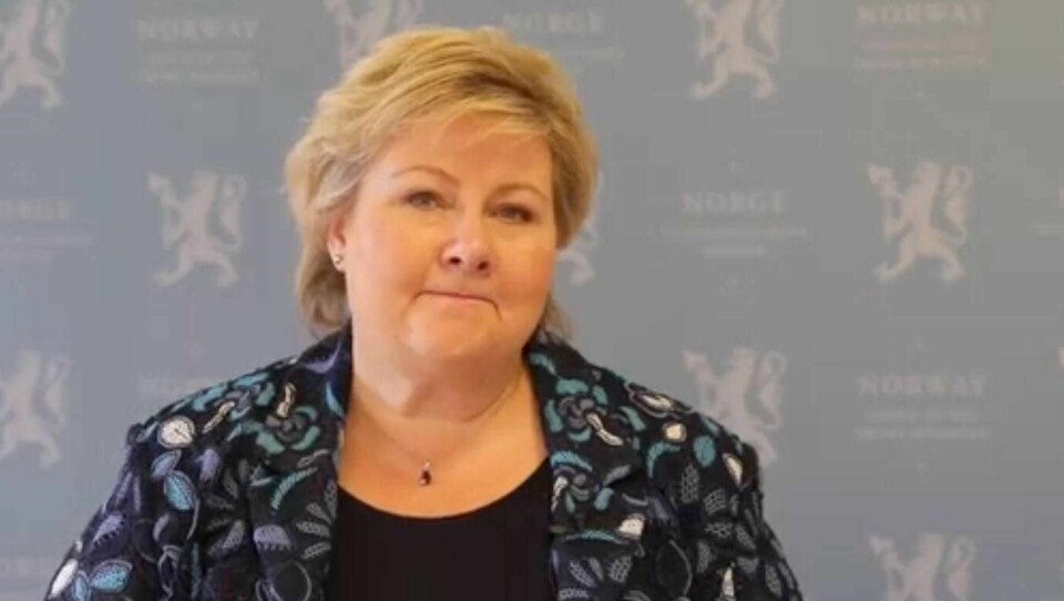 HILSER: Statsminister Erna Solberg hilser til jubilanten Klar Tale.