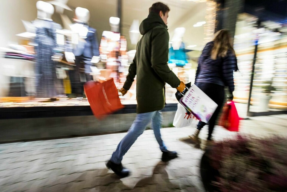 Trondheim 20181219.
Illustrasjonsbilder: Par som har handlet julegaver i julegate / julebutikk vinduer /dekorasjoner i bybildet. Modellklarert
Foto: NTB / NTB