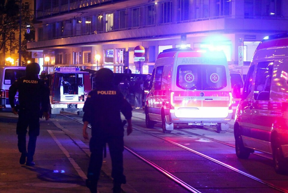 AMBULANSE: POliti og helsepersonell dro ut for å hjelpe skadde og drepte i Wien mandag kveld.