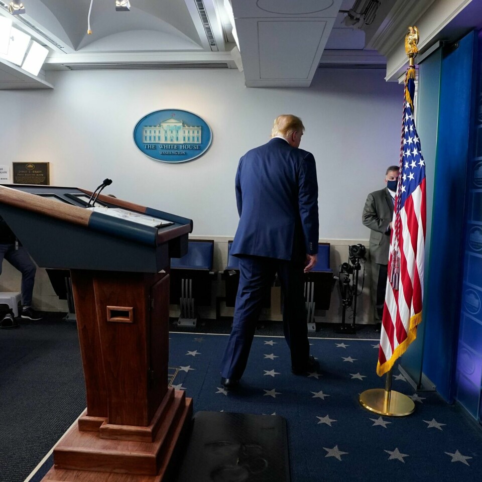 KAN TAPE: Ingenting var avgjort fredag morgen. Det er usikkert om Donald Trump får fortsette som president i USA.