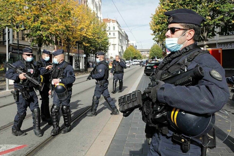 ANGREP: Politi og militæret rykket ut til Nice sentrum i Frankrike torsdag. En person drepte minst tre personer med kniv. Etterpå er det meldt om flere angrep mot Frankrike.