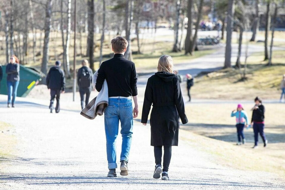 SAMMEN: Vi mennesker liker å være sosiale. Men nå ber myndighetene oss ha mindre kontakt med venner. Årsaken er korona-viruset.