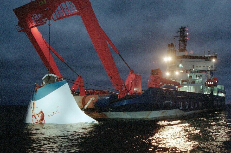 SVAR: Eksperter har lenge ment at Estonia sank etter at baug-visiret falt av. Nå er det funnet to ukjente hull i skipet. Det kan bli en ny undersøkelse av ulykken.