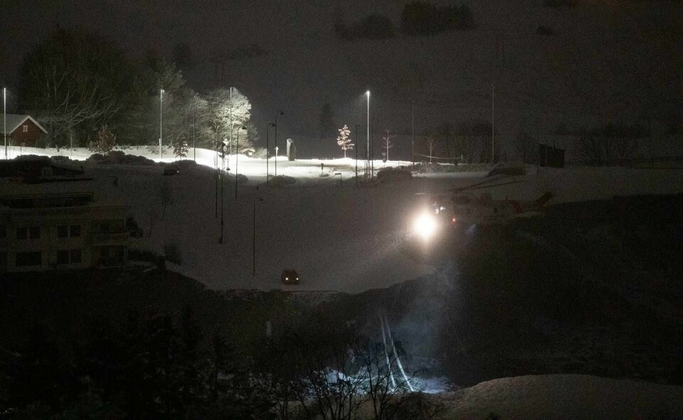MØRKT: Mørket skaper utfordringer for letingen. Et stort skred tok med seg flere hjem i Gjerdrum. I skredet letes det etter overlevende.