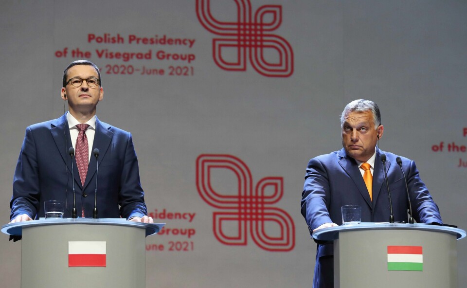UENIGE: Til venstre står Mateusz Morawiecki. Han er statsminister i Polen. Viktor Orban er statsminister i Ungarn. Begge er svært uenige med andre land i EU om penger og demokrati.