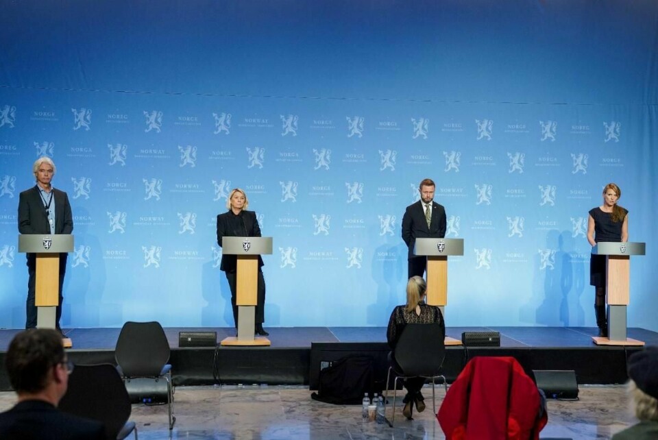 VENTER: Regjeringen og helsemyndighetene vil vente med å fjerne reglene som skal hindre smitte. De tror det kan bli økt smitte i jula med reglene som gjelder nå. Derfor vil de ikke åpne opp mer.