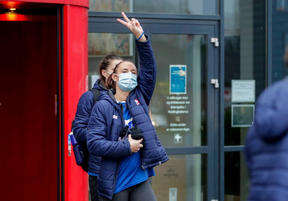 KLARE: Landslaget i håndball er klare for EM i Danmark. Det starter denne uka. Her er Camilla Herrem og resten av laget på vei til bussen.