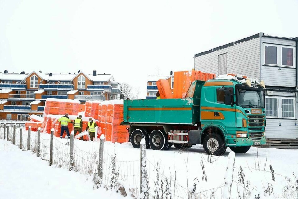 PLATER: En lastebil har med plater som blir lagt over leiren i skred-området. Redningsfolk har nå gått inn for å lete i ødelagte boliger i Gjerdrum.