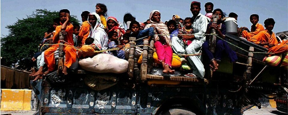 FLUKT: Flommen i Pakistan har ødelagt mer enn 700.000 hus. Det sier Børge Brende. Han er general-sekretær i Norges Røde Kors. Mange må flykte på grunn av flommen. De prøver å få seg så mye de kan av det de eier. Men noen har blitt stanset av tyver med våpen. De truer til seg mat og dyr.