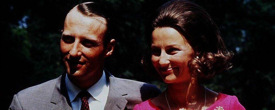 FORLOVET: Kong Harald og dronning Sonja giftet seg i 1968. På bryllupsreisen brukte de falske navn. Dette bildet er fra en pressekonferanse da kronprinsparet forlovet seg.