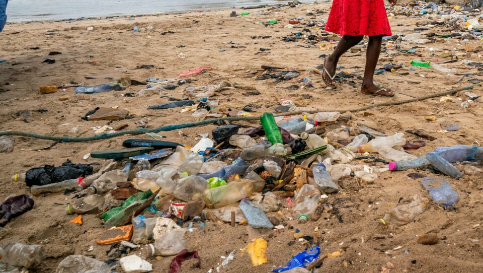 SØPPEL: Plast og flasker forsøpler øyer og strender. Øya Inaccessible Island må ta imot mye av søppelet. Bildet er fra Ghana og ment som illustrasjon.