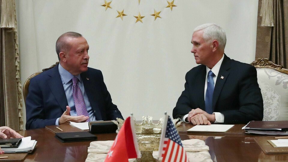 MØTE: USAs visepresident dro til Tyrkia. Der møtte han president Recep Tayyip Erdogan. De fikk til en avtale.