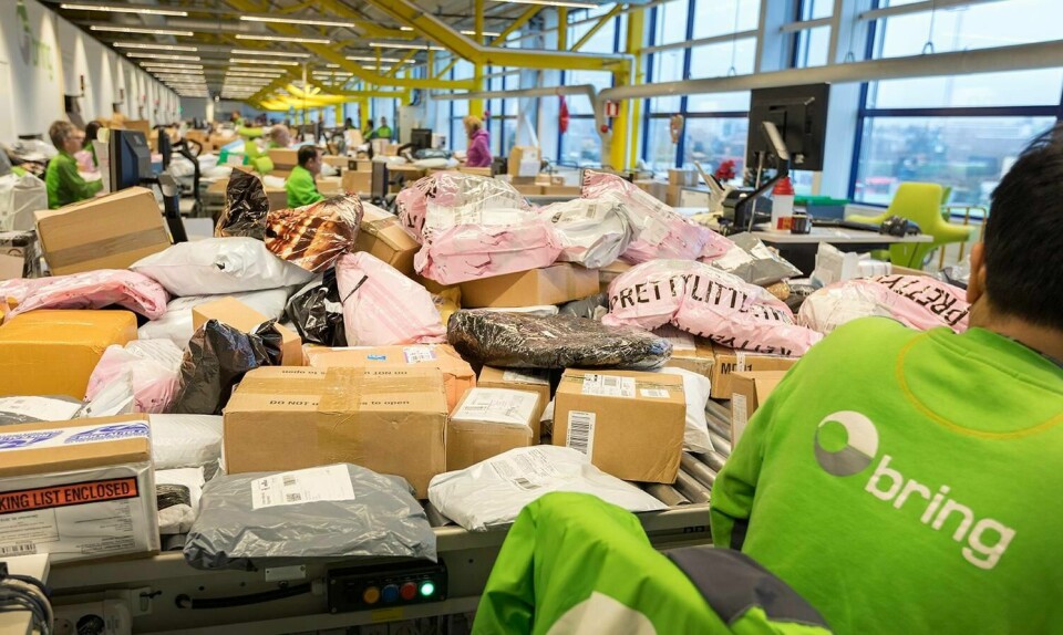 PAKKER: Det kan hope seg opp med pakker hos Posten etter nyttår. Da må folk betale toll og moms for mat og drikke kjøpt i utlandet. Posten frykter at folk vil la være å hente pakkene sine.