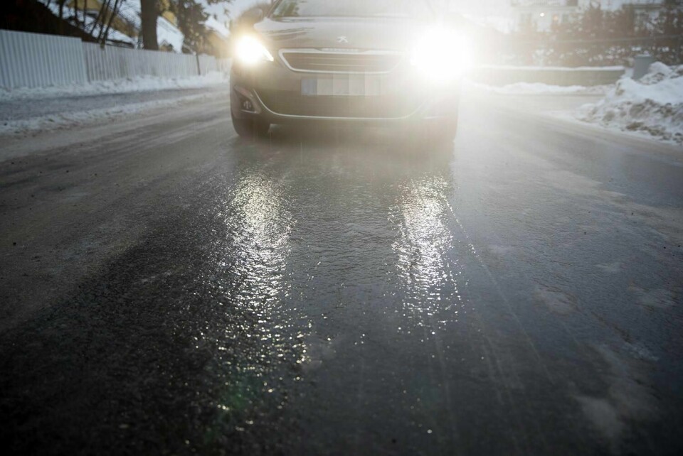 GLATT: Regn fryser på bakken. Slik underkjølt regn gjør veiene glatte. Det har vært flere ulykker natt til fredag.