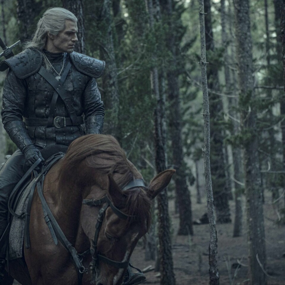 NY: Henry Cavill spiller Geralt i den nye TV-serien «The Witcher». Folk kan strømme den på Netflix.