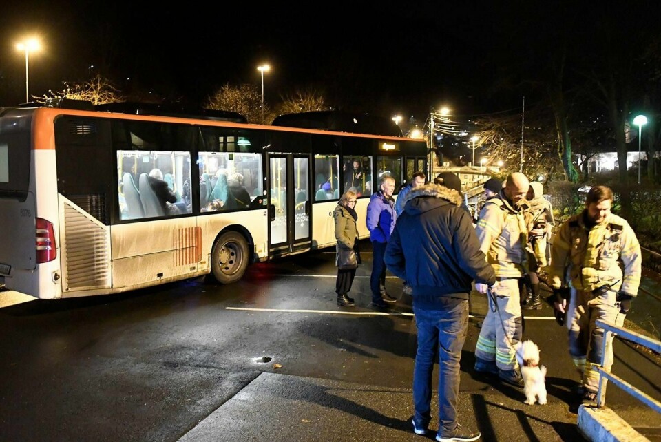 LEKKASJE: En stor vannledning i Bergen gikk i stykker. Politiet frykter at vannet har ødelagt veien E39. Folk har måttet flytte fra husene sine.