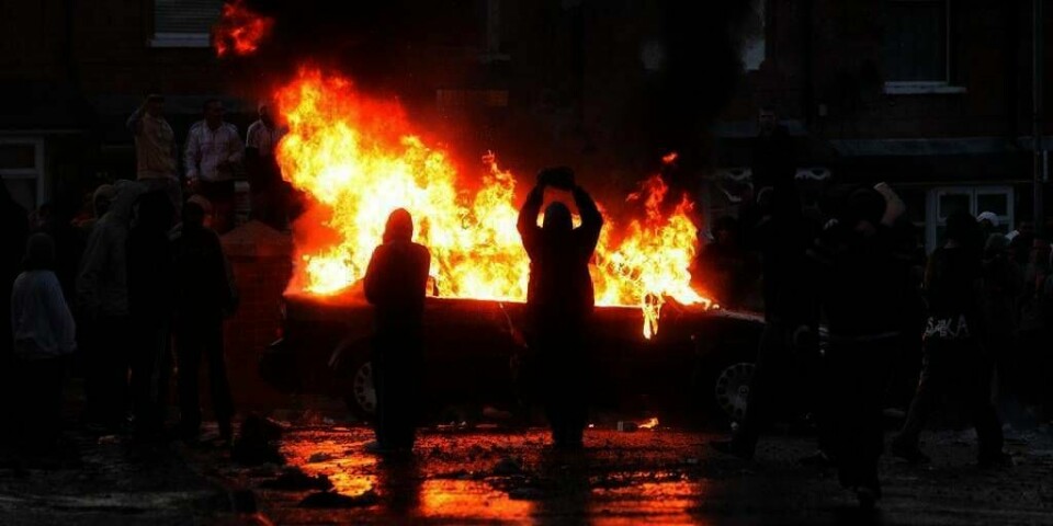 URO:  Ungdom kastet bensin-bomber og flasker på politiet. Det var i Belfast i Noprd-Irland tirsdag.