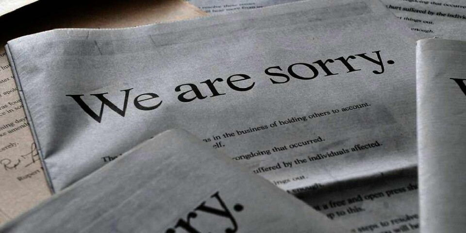 BEKLAGET:  Rupert Murdochs medie-selskap kjøpte annonser over hele forsiden på mange britiske aviser. Det var 16. juli. Der sto det «We are sorry» (Vi er lei oss). Årsaken var at avisa News of the World hadde avlyttet telefoner. Annonsen sto på forsiden av blant annet avisen Daily Mail. Nå skal også denne avisen og mange andre etterforskes.