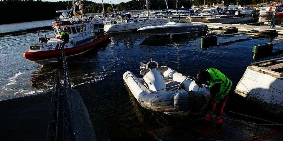 ULYKKE:  To unge menn døde da de falt i vannet fra denne båten. Ingen av dem hadde redningsvest. Det hadde heller ikke en 43 år gammel mann som falt i sjøen mandag. Han er fremdeles ikke funnet.