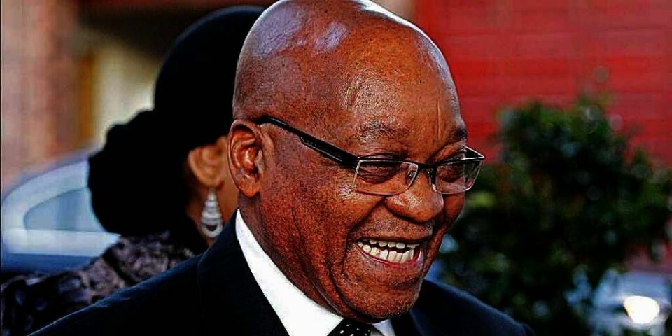 I NORGE: Sør-Afrikas president Jacob Zuma er i Norge onsdag og torsdag. Han skal snakke med regjeringen om klima. Men i hjemlandet blir han kritisert for å være en dårlig leder. Han er ikke flink nok til å hjelpe til i konfliktene og katastrofene i Afrika.