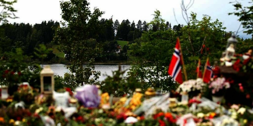 MINNES-MERKE: På Utøya (bak) ble 69 mennesker drept. Nå skal det settes opp et eget minnes-merke på øya.