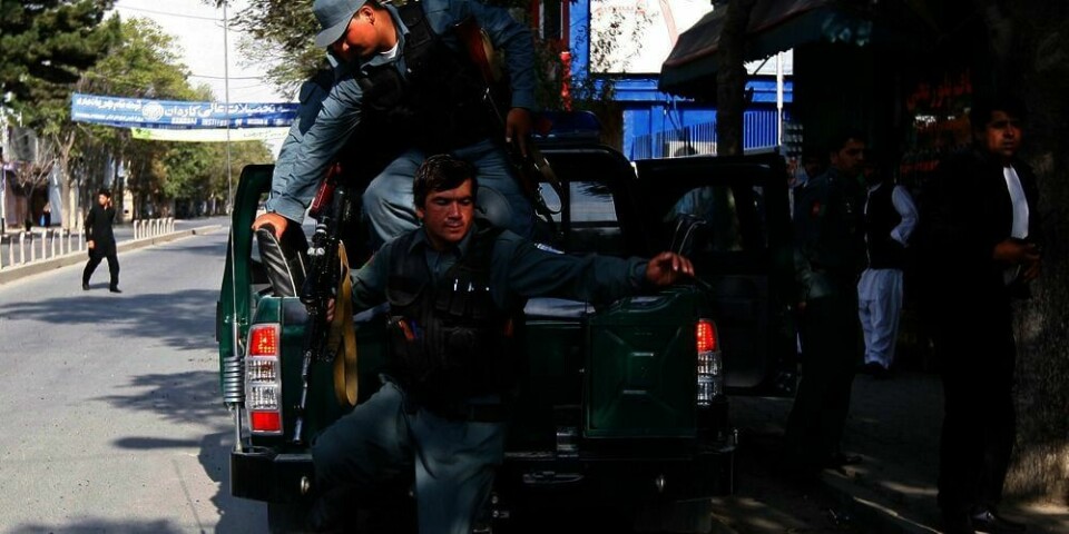 POLITI: Afghanske politifolk kommer til ett av stedene i Kabul hvor angrepene foregår. Opprørs-gruppa Taliban har angrepet flere steder i byen.