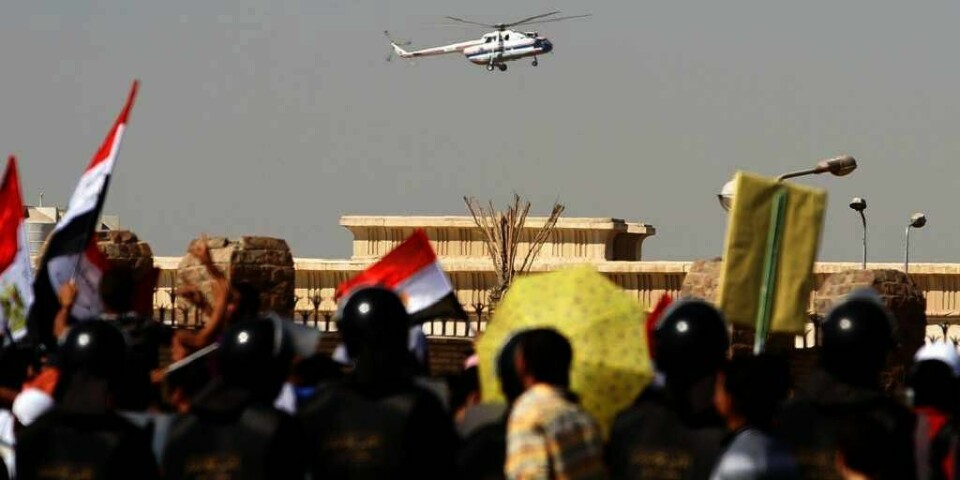 RETTSSAK: Sikkerhets-vakter følger med på helikopteret som frakter Hosni Mubarak til Kairo. Der må den tidligere presidenten møte i retten onsdag.