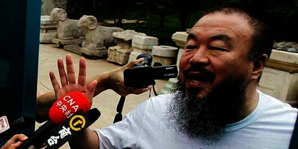 KRITISERER: Ai Weiwei er Kinas mest kjente kunstner. I juni slapp han ut av fengsel. Der skal han ha vært fordi han kritiserte myndighetene i Kina. Nå kritiserer han igjen myndighetene.
