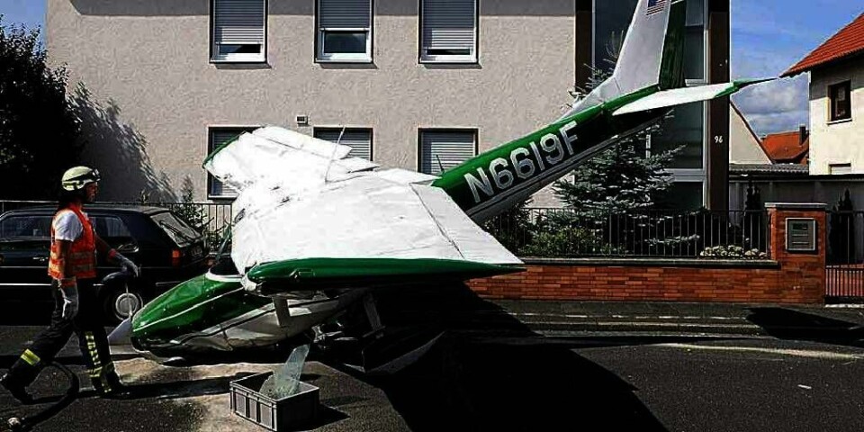 KRASJET:  Piloten som landet dette flyet var heldig. Han måtte nødlande midt i en smal gate i byen Stockstadt sør i Tyskland. Det gikk bra både med piloten, passasjeren og alle naboene.