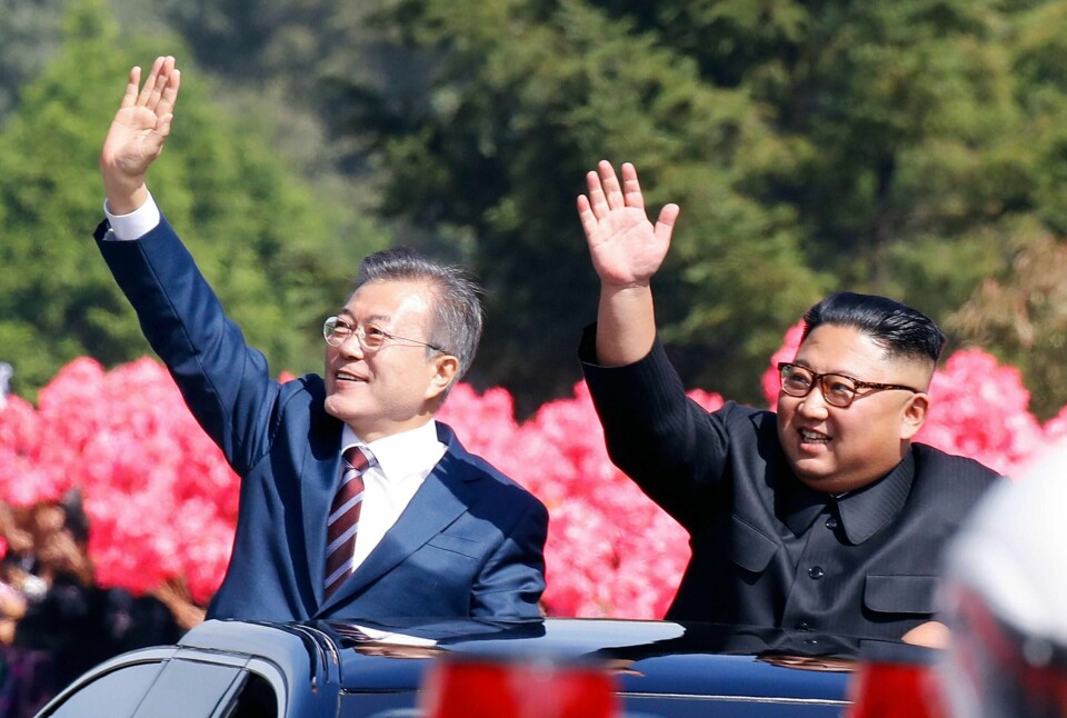 FRED: Nord-Korea og Sør-Korea har et vanskelig forhold. Nå er lederne begynt å snakke sammen. Her vinker Moon Jae-in og Kim Jong-un til folk.