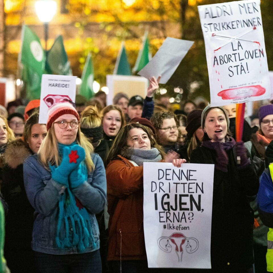 PROTESTERER: Høyre og flere andre partier vil endre loven om abort. Her kjemper kvinner og menn for abortloven.