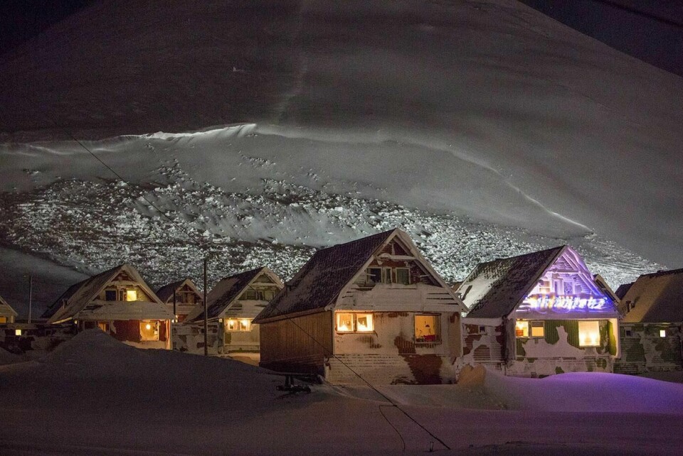 SKRED: I 2015 gikk traff et stort skred flere hus i Longyearbyen. Nå har politikerne laget en plan for å sikre byen mot snøskred.