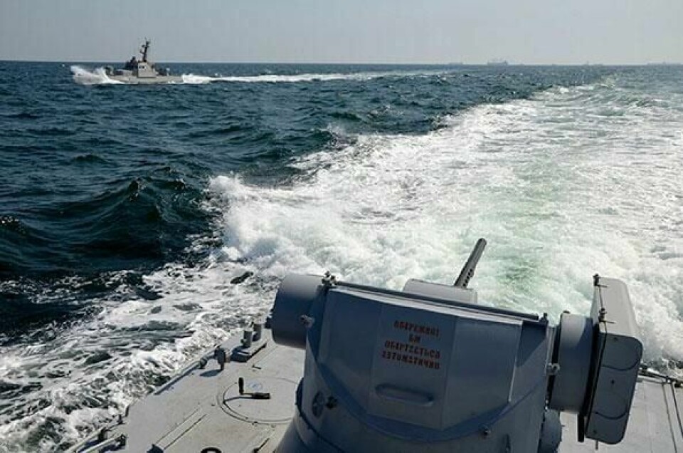 TRUFFET: Bildet viser to ukrainske skip i vannet utenfor Krim-halvøya. Søndag begynte russiske styrker å skyte mot ukrainske marinefartøy. To av dem skal ha blitt truffet.