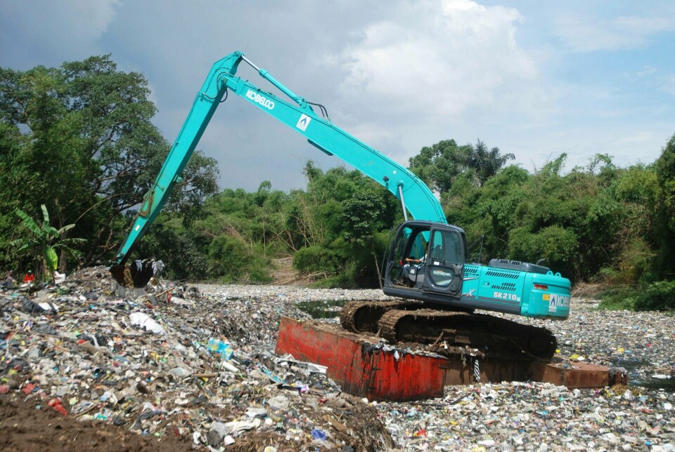 SØPPEL: Elva Citarum i Indonesia er full av søppel. Nå skal den ryddes.