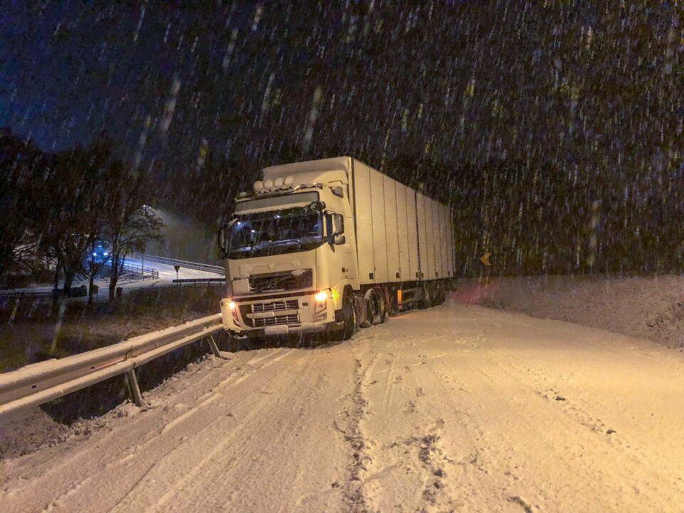 GLATT: Det har kommet mye snø mange steder i Sør-Norge. Mange biler og trailere har fått problemer.