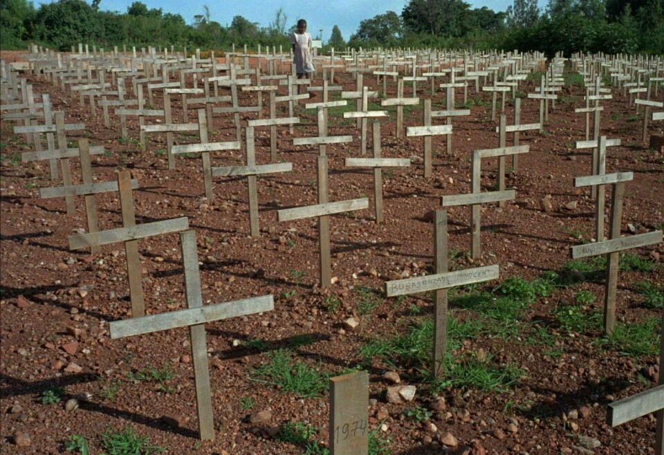1996: En jente besøker gravene til ofrene etter folkemordet i Rwanda. Bildet er fra 1996. Det var to år etter folkemordet.