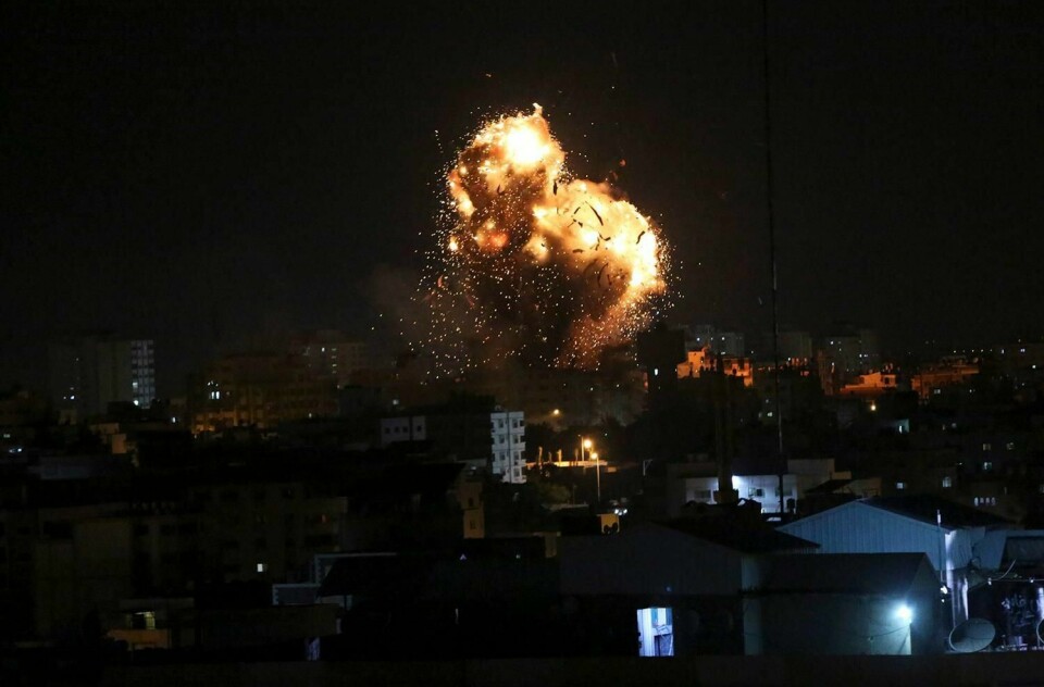 FLAMMER: En eksplosjon på Gazastripen etter israelske angrep mandag.
