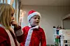 Bildet viser to barn i nissekostymer i barnehagen. De heter Mina og Brage.