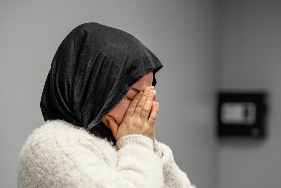 SØRGER: Spogmai Jabarkhil er i familie med Farid Rahmani. Han ble drept på en buss før jul i Bærum. Jabarkhil snakker for familien på en pressekonferanse fredag. Bildet viser Spogmai Jabarkhil, som er slektning av den drepte Farid Rahmani. Hun var sterkt preget under pressekonferansen i Al Noor-Moskéen på Skui fredag. Foto: Cornelius Poppe / NTB