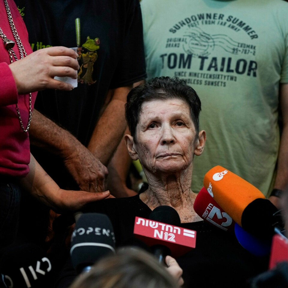 Yocheved Lifshitz, 85, who was held hostage in Gaza after being abducted during Hamas' bloody Oct. 7 attack on Israel, speaks to members of the press a day after being released by Hamas militants, at Ichilov Hospital in Tel Aviv, Israel, Tuesday, Oct. 24, 2023. (AP Photo/Ariel Schalit) Yocheved Lifshitz (85) sier det var et helvete å bli bortført til Gazastripen, men at Hamas lovet at de ikke kom til å skade henne. Foto. Ariel Schalit / AP / NTB