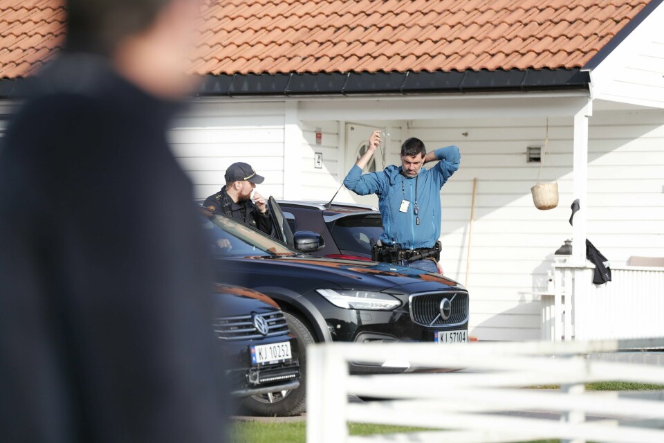 POLITI: Politiet undersøkte huset til mannen som ble pågrepet lørdag kveld søndag. Bildet viser politi ved huset til mannen som ble pågrepet lørdag.