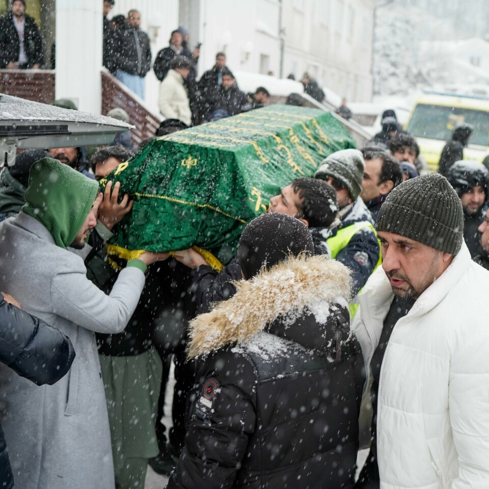 GRAVLEGGES: Farid Rahmani gravlegges fra Al Noor-Moskéen på Skui fredag. Farid Rahmani, som ble drept på en buss i Bærum 2. desember, gravlegges fra Al Noor-Moskéen på Skui i dag. Foto: Cornelius Poppe / NTB